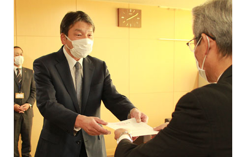 白糠学園須藤新校長に辞令交付 「地域に根差した教育を」(2022-10-25)