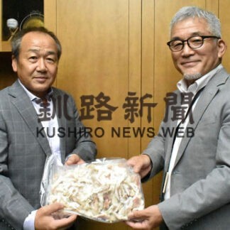 野付漁協が町教委にホッキ寄贈　給食でカレー提供(2022-10-20)