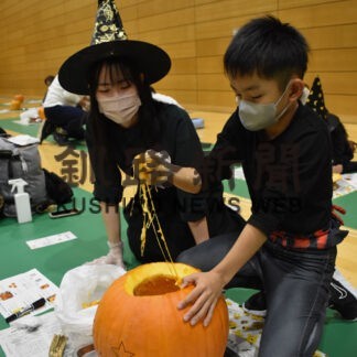 カボチャくりぬきランタンづくり　釧路北ローターアクトク(2022-10-23)