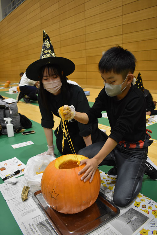 カボチャくりぬきランタンづくり 釧路北ローターアクトク(2022-10-23)