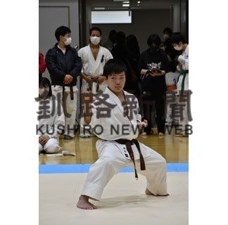 石原ら５人優勝　空手道全道大会初の釧路開催(2022-10-16)