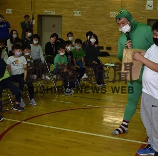 マジックショーで笑顔　新陽小で鑑賞会、ＯＢが妙技(2022-10-25)