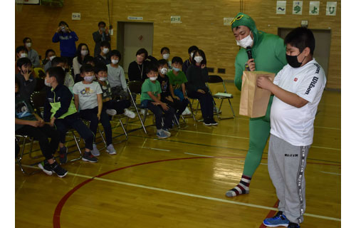 マジックショーで笑顔 新陽小で鑑賞会、OBが妙技(2022-10-25)