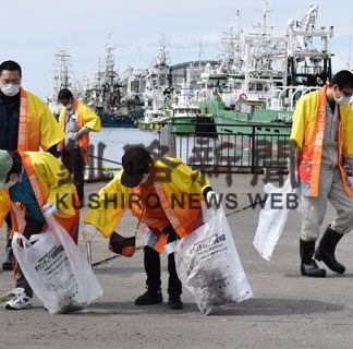 気持ちよく港使って　市民ら１２０人が清掃活動(2022-10-15)