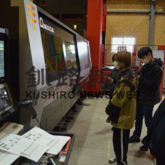 最新の板金加工説明　釧路工業高が工場見学　プランニング・ファーマァー(2022-10-06)