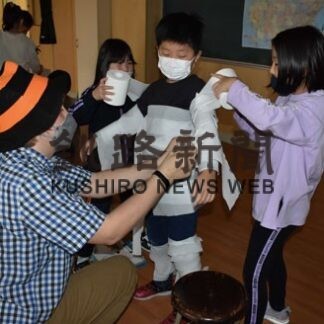 英語を使って異文化交流　共栄小でワールドフェスタ(2022-10-30)