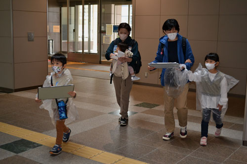 3組の親子 避難体験 防災探険隊、実際の危険チェック(2022-10-23)