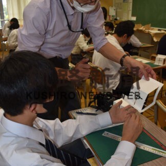 折り紙で建築の基礎学ぶ　中標津中で高専出前授業(2022-10-08)