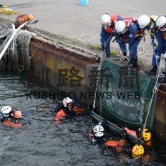 水難救助の連携確認　海保合同潜水訓練(2022-10-12)