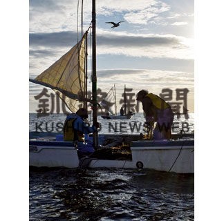 ホッカイシマエビ漁解禁　伝統の打瀬舟 湾内を飾る(2022-10-21)