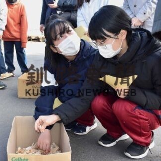 ものづくりの魅力を体験　２高校が企業見学(2022-10-27)