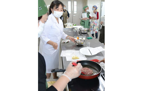 栄養価高い鹿肉、家庭でも 料理教室でレシピ実演(2022-10-22)