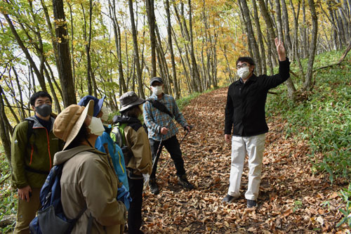 自然とアイヌ民族 歴史学ぶ 市民講座で塘路湖周辺を散策(2022-10-23)