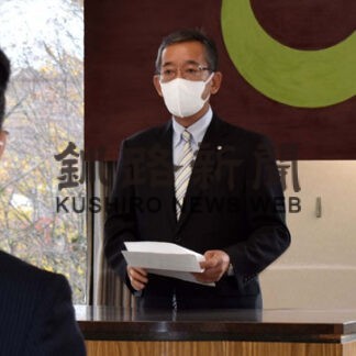 佐藤氏２期目へ抱負　標茶町長就任式(2022-10-25)