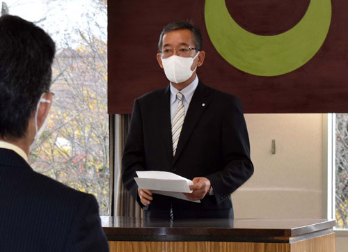 佐藤氏2期目へ抱負 標茶町長就任式(2022-10-25)