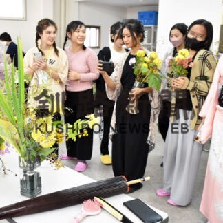 技能実習生 着付けに笑顔　日本文化体験講習(2022-10-30)