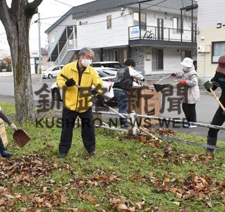 公園の落ち葉集めに汗　新栄町新栄会(2022-10-17)