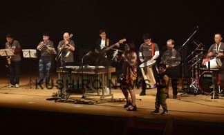 山崎さんらＥＰＪＯと共演　「さんまさんば」で会場湧く(2022-10-16)