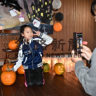 ランタンと笑顔で撮影　ハロウィン祭り楽しむ(2022-10-13)