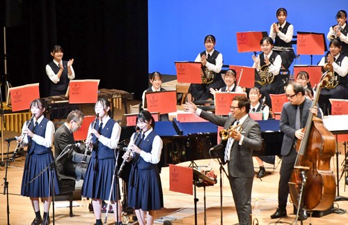 プロと息の合った演奏　釧北陽高校吹奏楽局がジャズコンサート(2022-10-10)