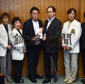 歌謡教室主宰桜さん、町にイベント収益寄付(2022-10-08)