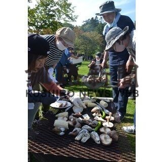 牡蠣まつりにぎわう　３年ぶり開催、旬の海産物味わう(2022-10-02)