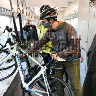 釧網線ラッピング車両出発式　根室線で運用、観光活用も　サイクルトレイン調査で初運行_1(2022-10-31)