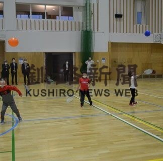 年長園児と国際交流員、バドで交流(2022-10-19)