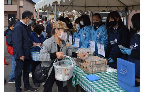 標茶高自慢の加工品人気 釧路でフェア、にぎわう(2022-10-25)