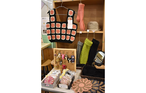 田附さんニット作品展 ベル&リキ28日まで(2022-10-21)