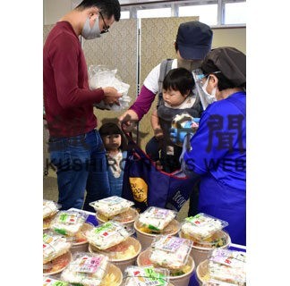 ４色丼など１００セット販売　子ども食堂に多くの市民(2022-10-06)