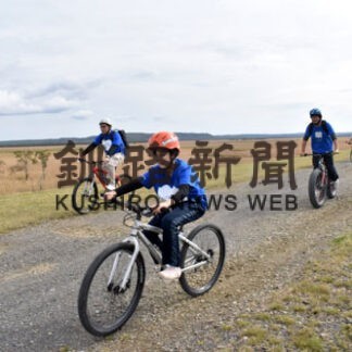 湿原を自転車で快走　レジャー活用視野に試走会(2022-10-17)