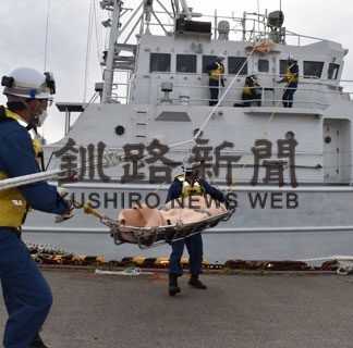 乗員救助、連携強化　海保と消防合同訓練(2022-10-15)