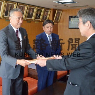 釧路市　公園遊具を無償修繕で釧路製作所に感謝状(2022-10-16)