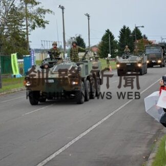 ３年ぶり町中パレード　陸自が行進披露(2022-10-09)