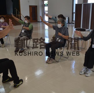 介護予防、体操で　いきいき教室開講(2022-10-08)