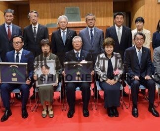 大日さん、故菅原さんを表彰　スポーツ賞授賞式(2022-10-19)