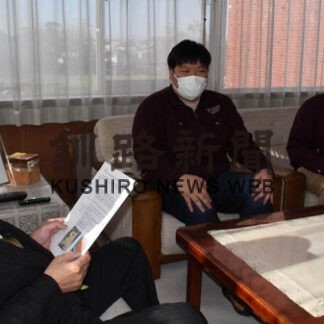 「グラタン」「ウニ」製品試作　根室市水産加工振興センター、東海大生２人と協力(2022-11-08)