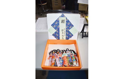 千代紙人形しおり 根室市図書館に寄贈 読書会が100枚手作り(2022-11-16)