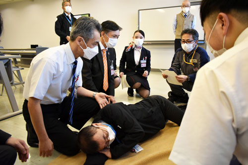 急患の初動対応確認 釧路空港で初講習(2022-11-19)