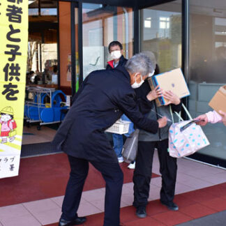 反射板で事故防止を　根室ロータリーク キーホルダ配布(2022-11-20)