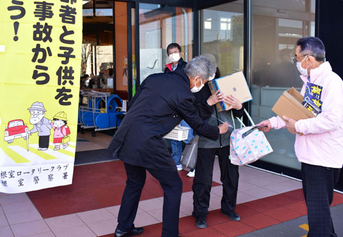 反射板で事故防止を 根室ロータリーク キーホルダ配布(2022-11-20)