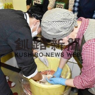 「秋鮭の飯寿し」作り指導　４漁協女性部が漬物教室(2022-11-22)