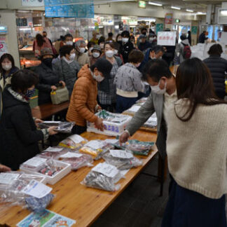 まる得袋販売 客でにぎわい　釧路和商市場(2022-11-13)