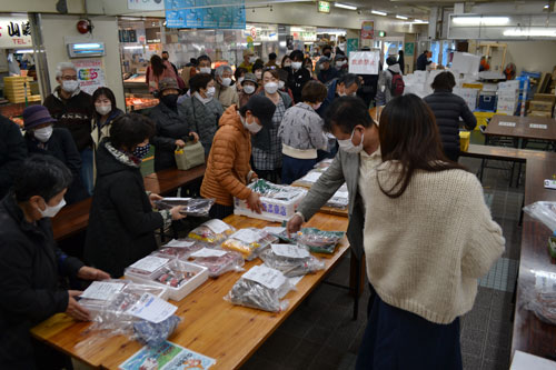 まる得袋販売 客でにぎわい 釧路和商市場(2022-11-13)