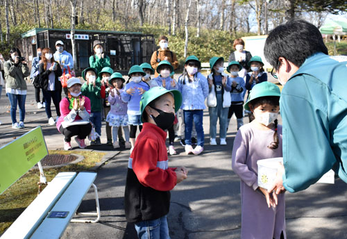 タイガとココアに届け! 園児が動物園に寄付(2022-11-11)