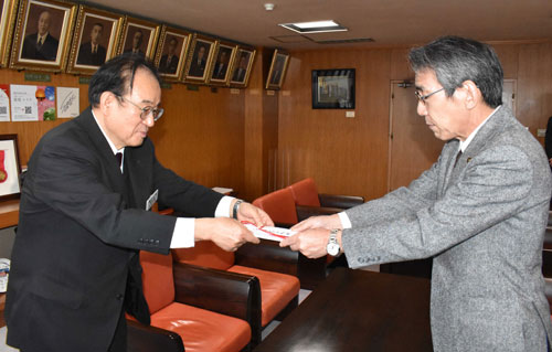 駅周辺整備に活用を 中山組、市に寄付(2022-11-16)