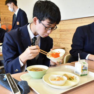 イクラご飯「おいしい」　小中高５校でふるさと給食(2022-11-20)