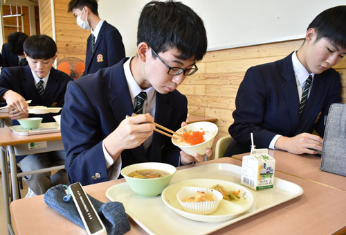 イクラご飯「おいしい」 小中高5校でふるさと給食(2022-11-20)