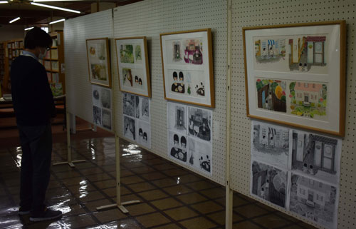 柔らかなタッチに来観客和む どいかやさん原画展(2022-11-17)